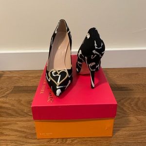 Kate spade black/cream love print pump